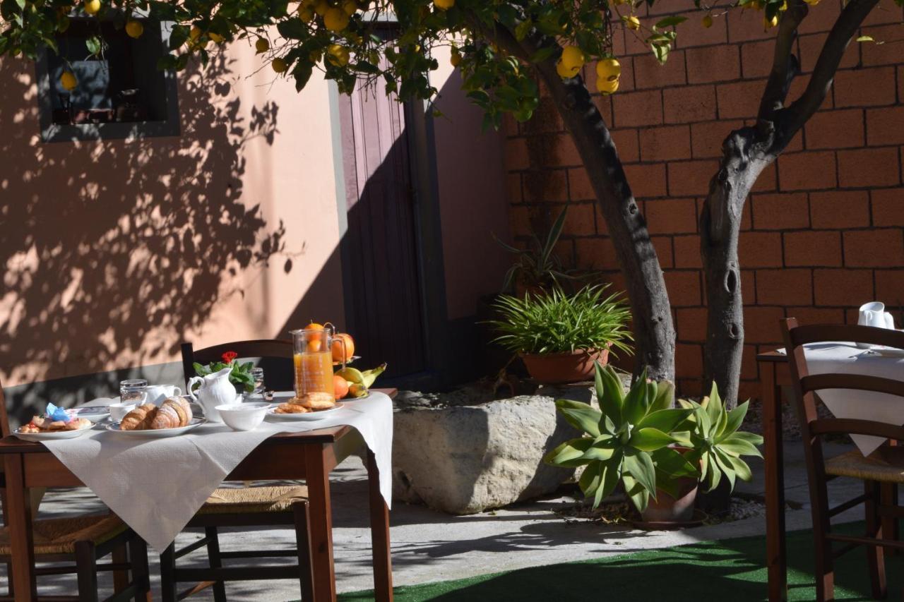 Su Fassoi Cabras Bed & Breakfast エクステリア 写真
