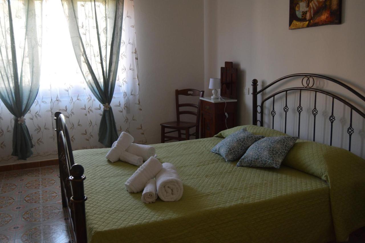 Su Fassoi Cabras Bed & Breakfast エクステリア 写真